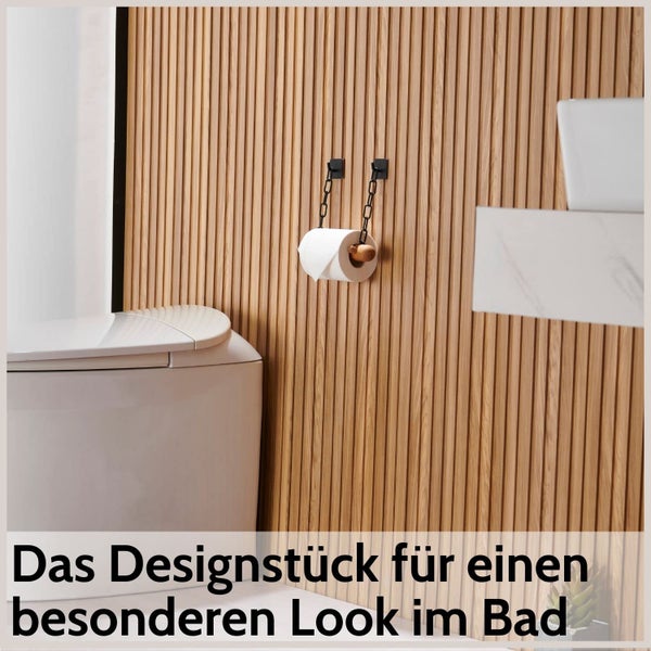 Modernes Badezimmer mit Wandpaneelen aus Holzlamellen, einem Toilettenpapierhalter aus schwarzer Kette und Holz sowie einer weißen Toilette.
