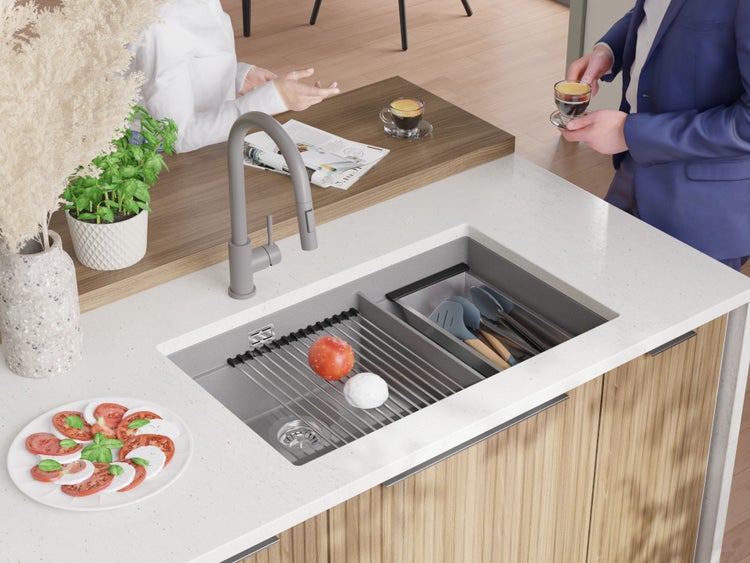 Küchenszene mit Spüle, Armatur, Abtropfgestell und Utensilien