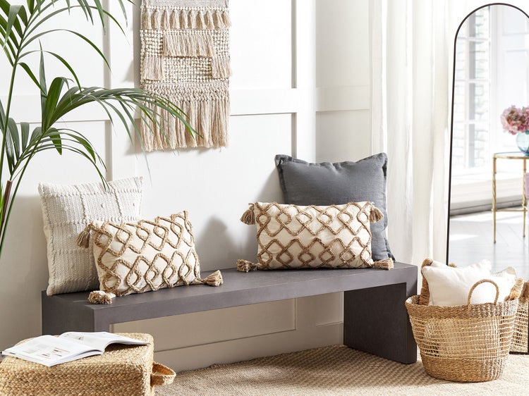 Dekoratives Interieur mit Kissen, Bank und Flechtkorb