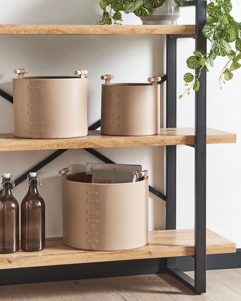 Regalszene mit Aufbewahrungskörben aus Kunstleder und Holzgriffen
