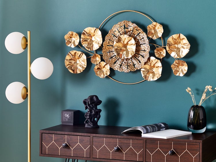 Dekoratives Interieur mit Wanddeko, Stehlampe und Kommode