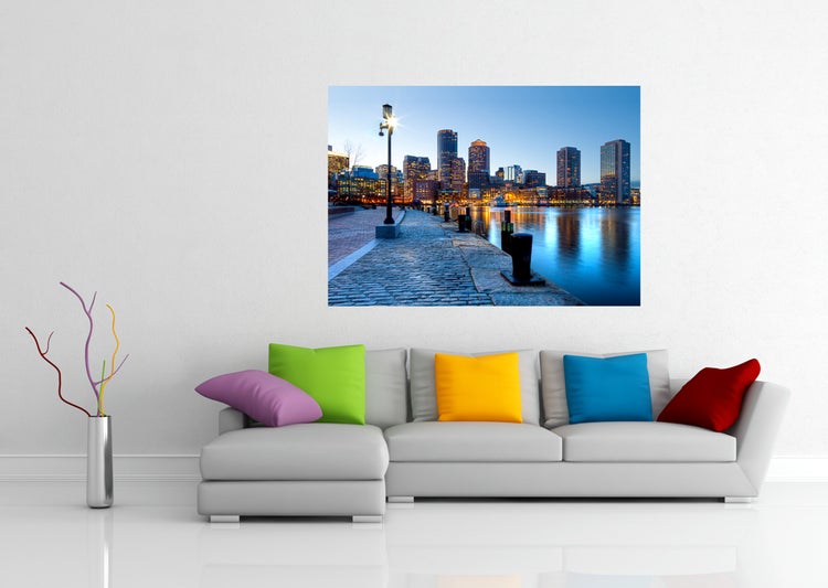 Wandbild mit Stadtansicht über einem Sofa