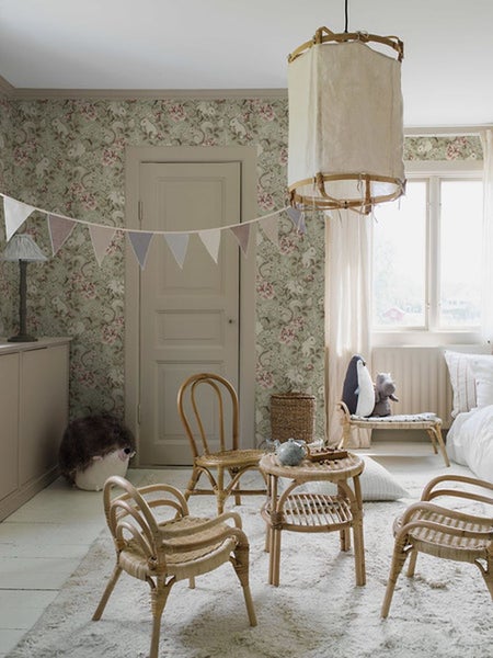 Detailansicht von gewebtem Gartenmöbelmaterial mit Gurt und Schnalle