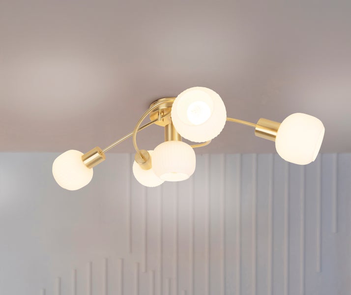 Deckenleuchte mit fünf Leuchten und geriffelten Lampenschirmen