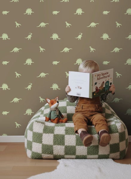 Kind liest Buch auf Sitzsack vor Dinosaurier Tapete