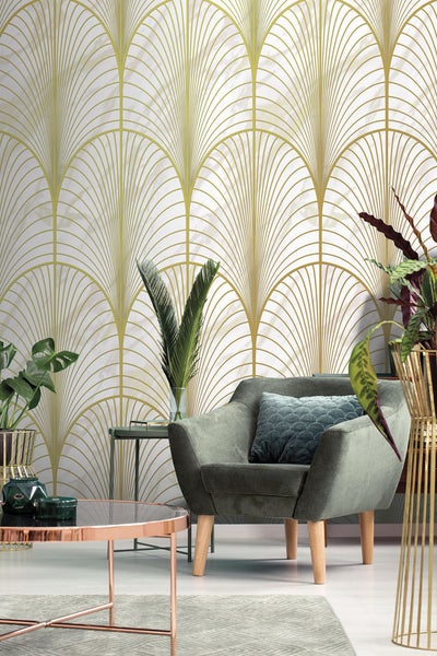 Dekorative Wohnraum Tapete mit goldenem Fächer Muster und angedeuteter Marmor Optik.