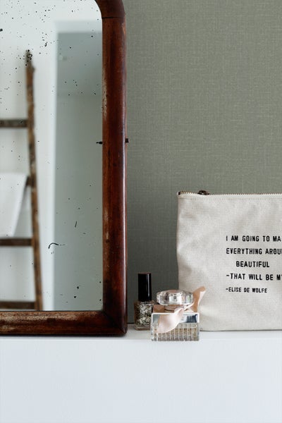 Dekorative Szene mit Spiegel, Kosmetiktasche, Nagellack und Parfüm