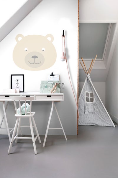 Kinderzimmer mit Schreibtisch, Stuhl, Spielzelt und Bärenmotiv an der Wand