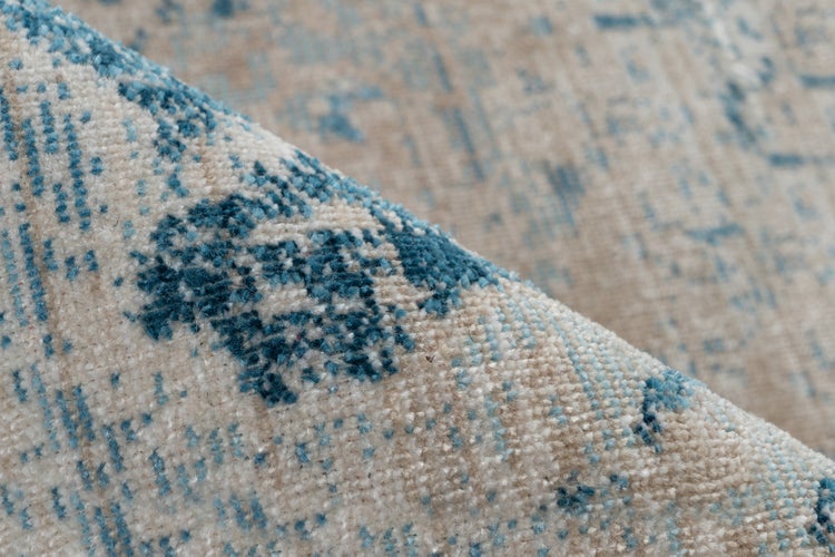 Detailaufnahme eines gewebten Teppichs mit Vintage-Muster und strukturierter Oberfläche.