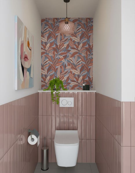 Moderne Gästetoilette mit vertikalen rosa Fliesen, bunt gemusterter Blatttapete, wandhängender Toilette und einer dekorativen Hängelampe.