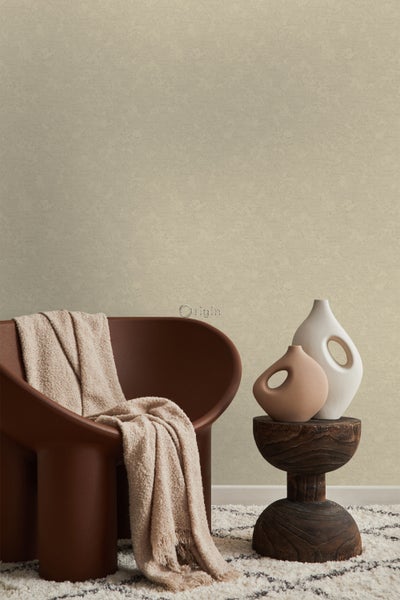 Wohnzimmer mit braunem Sessel, dekorativen Vasen auf einem Beistelltisch und gemusterter Tapete