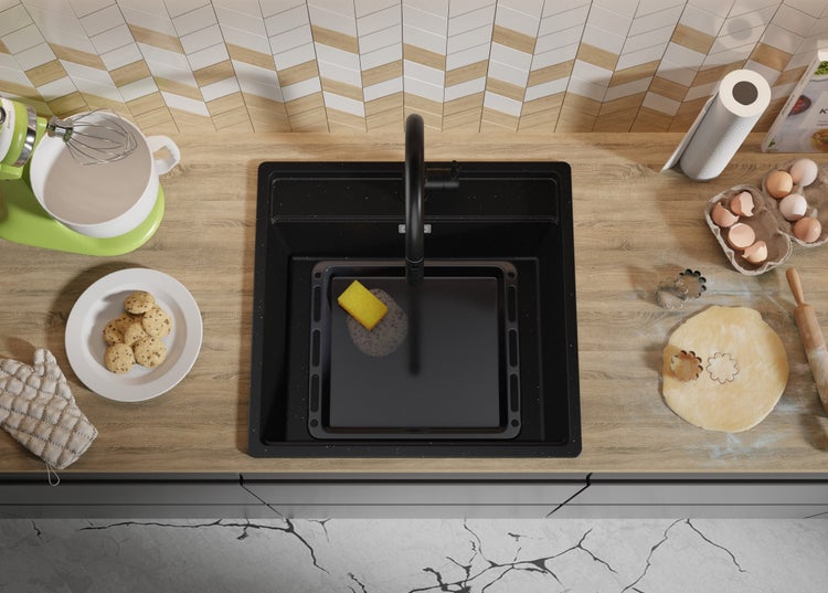 Küchenszene mit Spüle, Armatur, Geschirr und Zutaten zum Backen