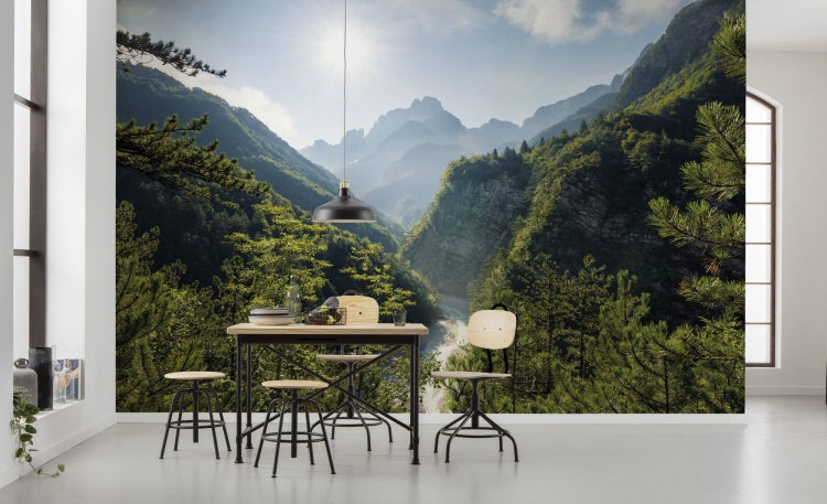 Wohnraum mit Fototapete Berglandschaft, Tisch, Stühlen und Hängelampe