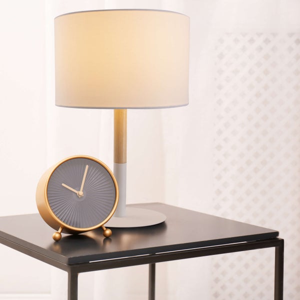 Tisch mit Lampe und Wecker