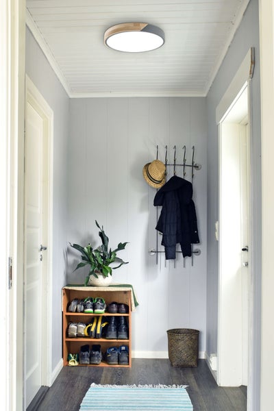 Heller Flur mit Deckenspot, Schuhregal und Garderobe
