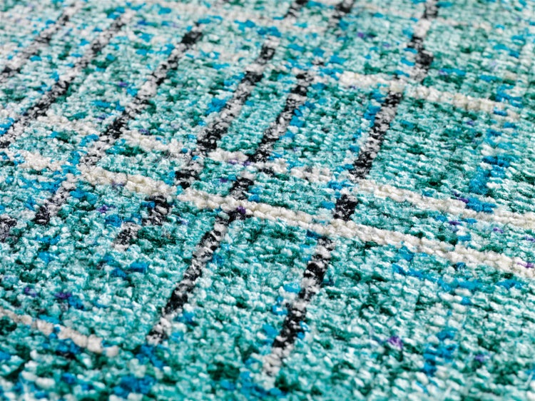 Detailansicht eines gewebten Teppichs mit Gittermuster.