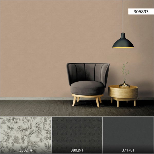 Schreibtisch mit Lampe, Stuhl und Dekoration für ein Arbeitszimmer