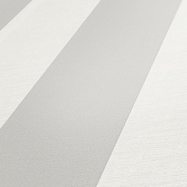 Tapetenrolle mit Streifenmuster