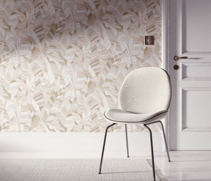 Innenraum mit gemusterter Tapete, weißer Tür und Stuhl
