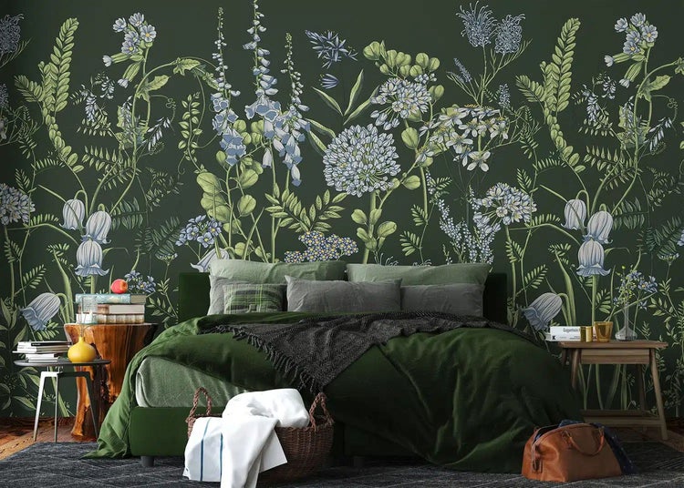 Botanische Blumentapete in einem Schlafzimmer mit Bett, Kissen und einer Decke, mit verschiedenen Pflanzen- und Blumenillustrationen.