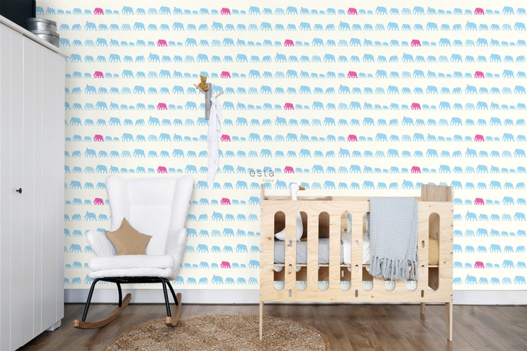 Kinderzimmer mit Elefantenmuster-Tapete, Kinderbett und Schaukelstuhl