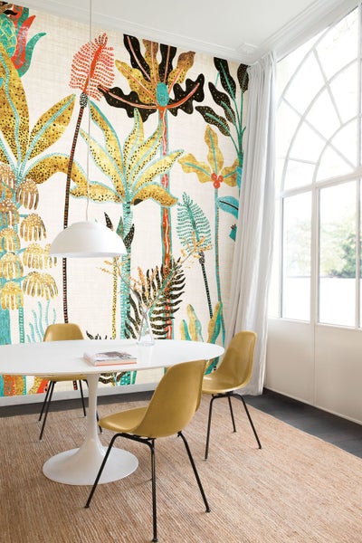 Esszimmer mit gemusterter Tapete, Esstisch und Stühlen.