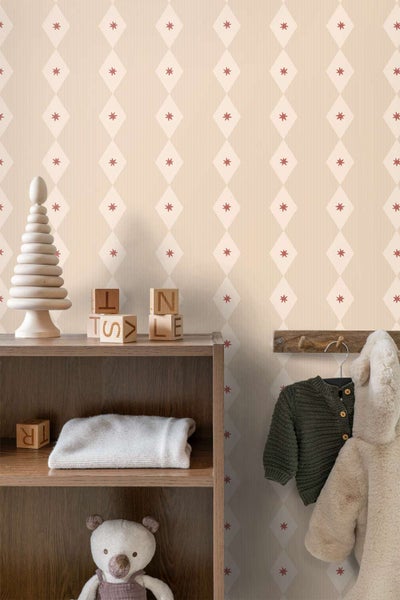 Kindertapete mit Rautenmuster und Sternenmotiv in einem Kinderzimmer mit Holzregal Dekoration und Kleidung.