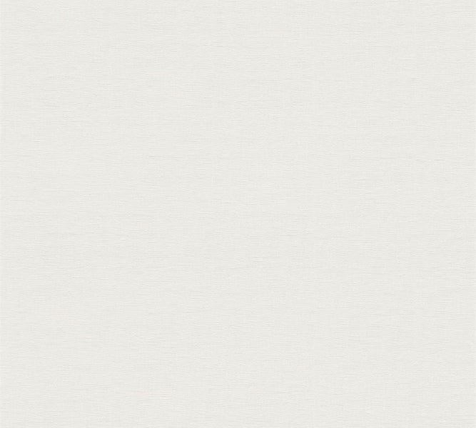 Mann auf einer Trittleiter in einem Lager, der eine Box in ein Regal stellt.