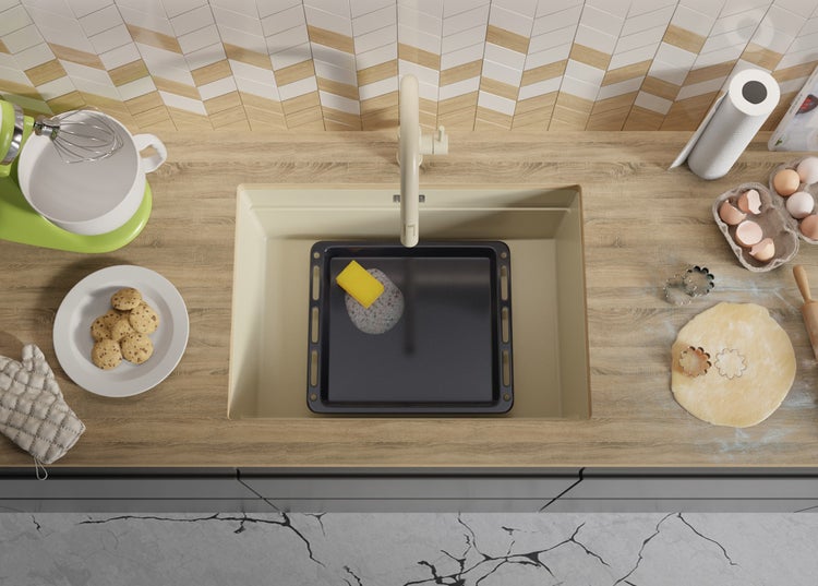 Küchenszene mit Spüle, Backblech, Geschirrspülmittel, Teig, Ausstechern, Eiern und Küchenmaschine für Backwaren