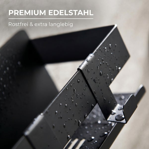 Nahaufnahme einer schwarzen Duschablage aus rostfreiem und langlebigem Edelstahl mit Wassertropfen.
