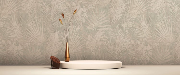 Esszimmer mit Esstisch, Stühlen, Blumenvase und floraler Tapete für eine helle und einladende Atmosphäre.