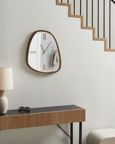 Szene mit Spiegel, Konsole und Treppe