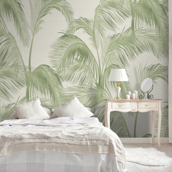 Schlafzimmer mit Palmblatt-Tapete, Bett und Nachttisch