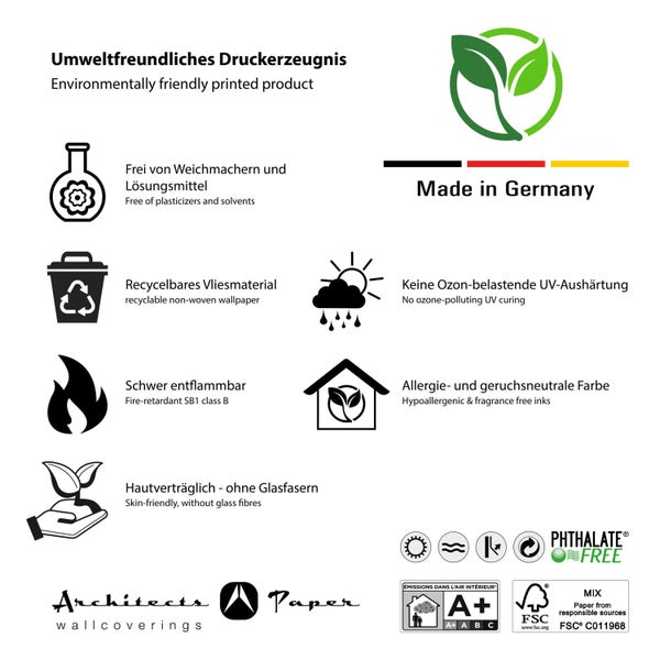 Wohnzimmer mit Sofa, Zimmerpflanze und Wandpaneelen für ein gemütliches Ambiente.