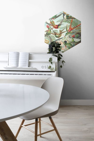 Szene mit einem runden Tisch, einem Stuhl, einem Klavier und einem Wandbild mit Vogelmotiven