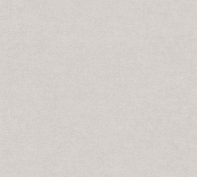 Im Bild ist eine grüne Säulenzypresse im Garten zu sehen.