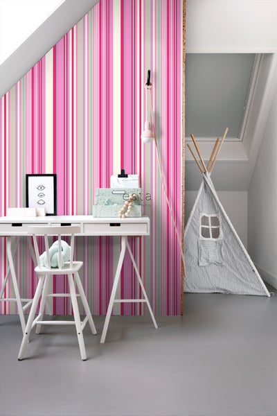 Kinderzimmer mit Schreibtisch, Stuhl, Spielzelt und gestreifter Tapete