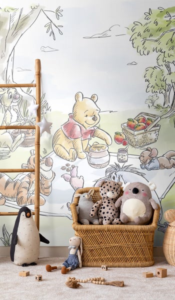 Kinderzimmer mit Wandbild von Winnie Puuh, Leiter, Spielzeugkorb und Plüschtieren