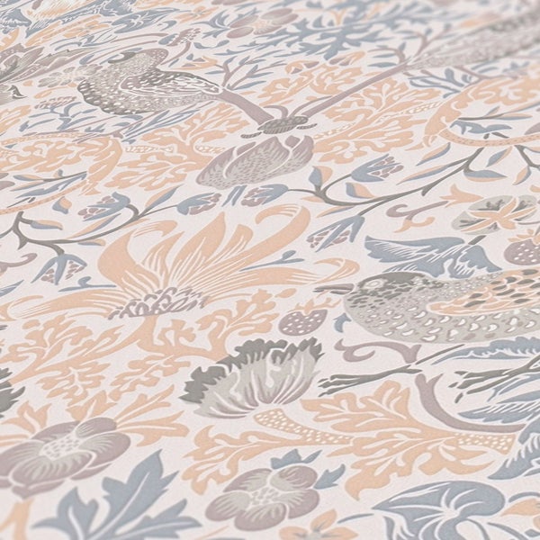 Schlafzimmer mit gemusterter Tapete, Bett, Beistelltisch und geflochtenem Hocker