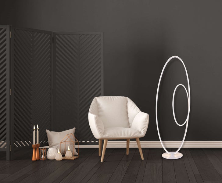 Wohnzimmer mit Sessel, Stehlampe und Raumteiler