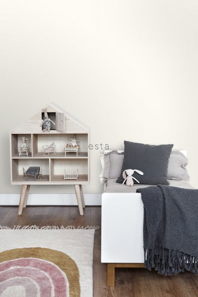 Kinderzimmer mit Puppenhausregal, Bett, Kissen, Decke und Teppich