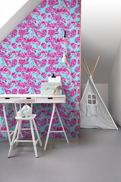 Kinderzimmer mit Schreibtisch, Stuhl, Spielzelt und gemusterter Tapete