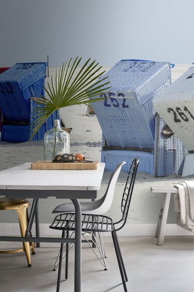 Szene mit Tisch, Stühlen und Fototapete mit Strandkörben