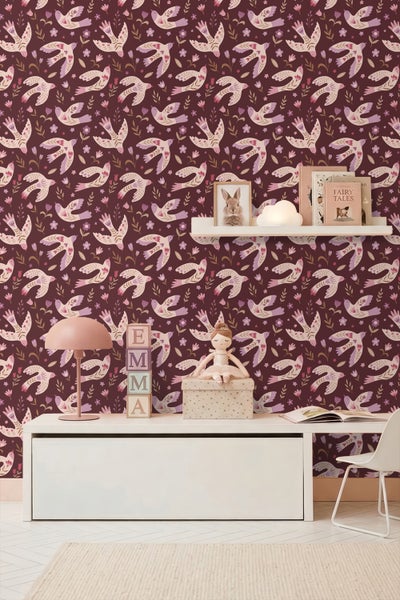 Mustertapete mit fliegenden Vögeln und Blumen in einem hell eingerichteten Kinderzimmer mit Schreibtisch, Regal und Holzspielzeug.