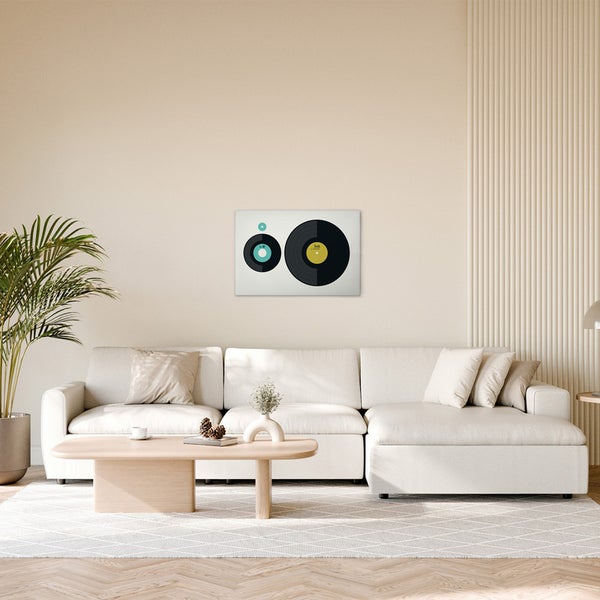 Wohnzimmer mit Sofa, Tisch und gerahmtem Schallplattenbild