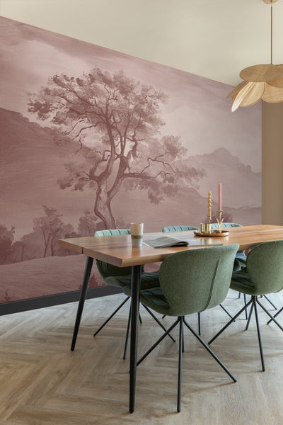 Esszimmer mit Holztisch, grünen Stühlen und Wandbild