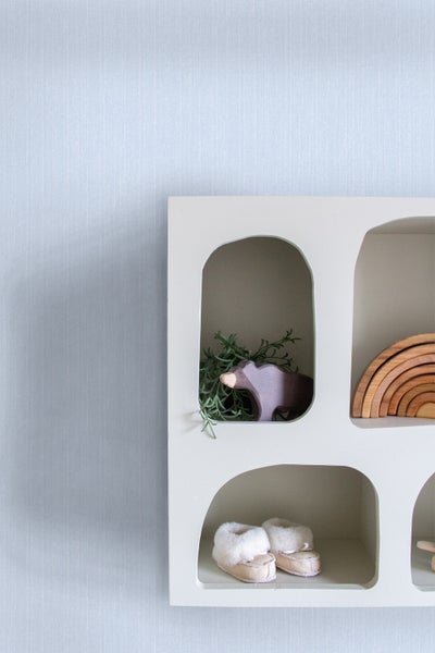 Regal mit Bärenfigur, Holzregenbogen und Babyschuhen