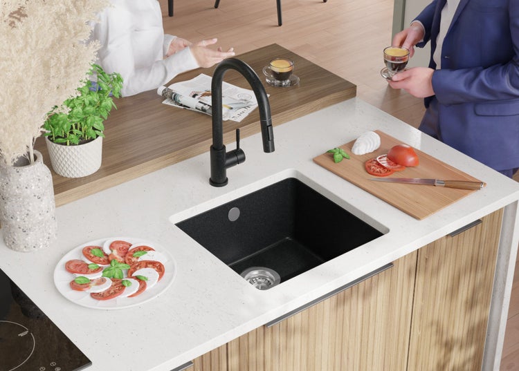 Küchenszene mit Spüle, Armatur, Arbeitsplatte, Induktionskochfeld und Dekorationen