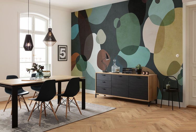 Esszimmer mit Esstisch, Stühlen, Kommode und dekorativer Wandtapete