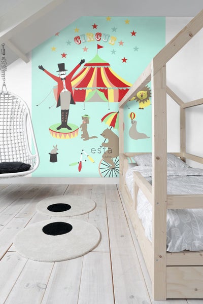 Kinderzimmer mit Zirkus Wandtapete, Bett und Teppichen